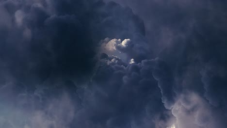 Una-Tormenta-Que-Envió-Destellos-De-Relámpagos-En-Las-Espesas-Nubes-Oscuras