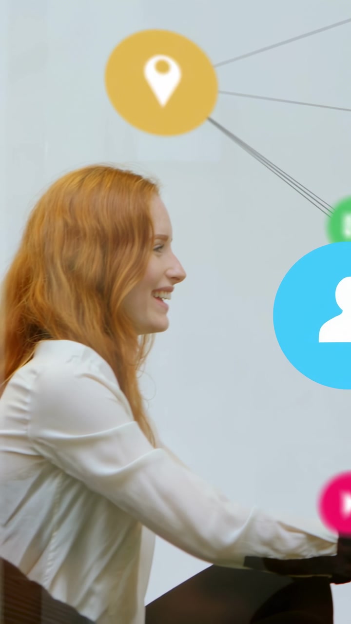 Video verticale: Donna che digita, facendo sì che le icone social si colleghino e le coprano il viso, mostrando avvisi di marketing.