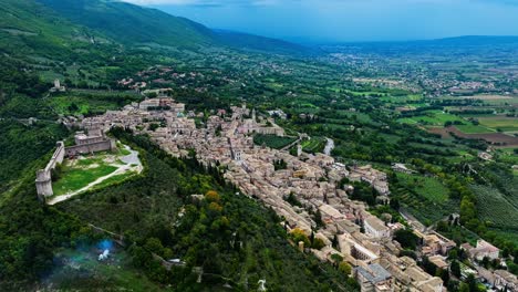 Vista-Aérea-Panorámica-De-La-Ciudad-De-Asís-En-Italia,-Provincia-De-Perugia-En-La-Región-De-Umbría.