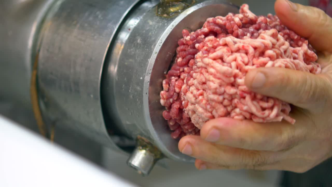 Preparing minced meat with a meat grinder