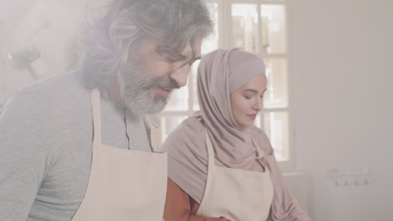 부부 가 부 에서 함께 요리 하고 있다