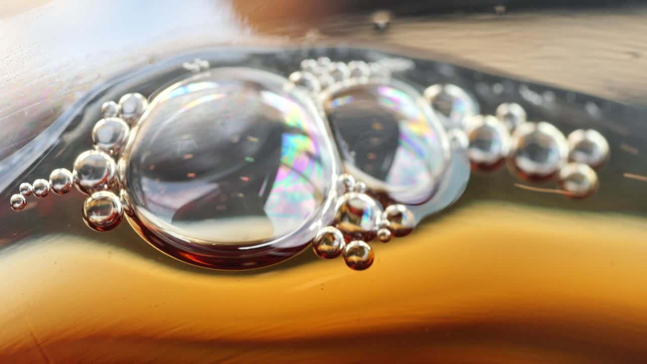 액체에 있는 다채로운 거품