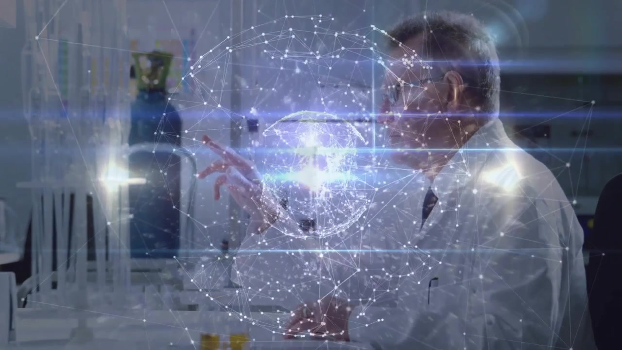 Ao aparecer um holograma, cientista sênior investigando nós de uma rede global luminosa em laboratório de tecnologia