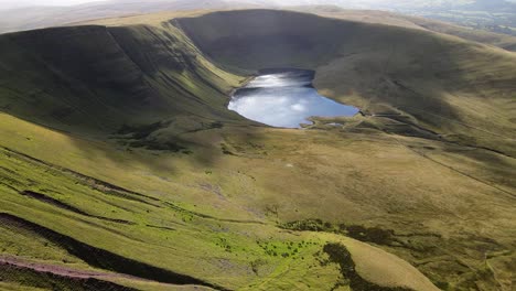 Llyn-Y-Fan-Fach-Brecon-Beacons-Perfección-Gales-Montañas-Valle-Campo-Lago-Desierto-Aéreo-Amplio-órbita-Derecho