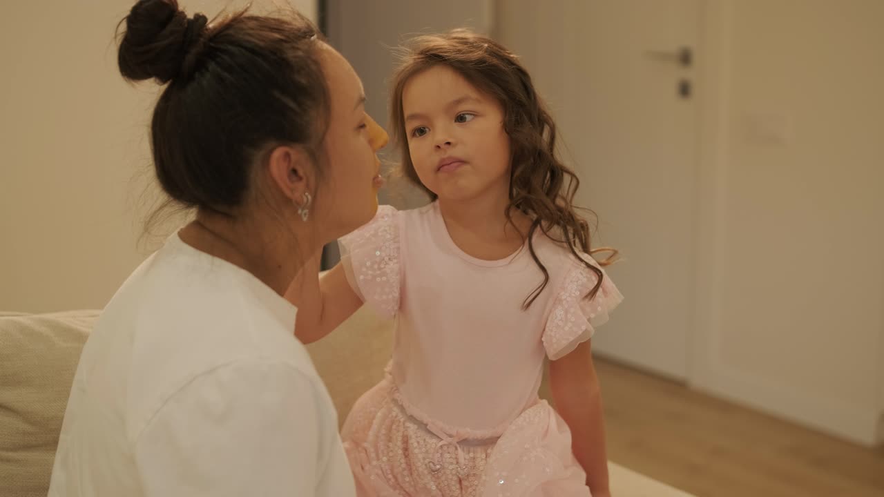 Menina Aplicando Maquiagem em Sua Mãe Grávida em Casa