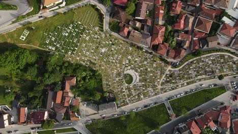 Luftdrohnenaufnahme-Von-Mausoleen,-Die-Für-Kriegstote-Errichtet-Wurden,-Blick-Auf-Den-Friedhof-Mitten-In-Der-Stadt