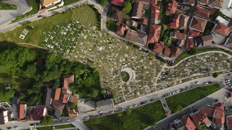 vista aérea de drones de mausoleos construidos para personas que murieron en la guerra, vista del cementerio construido en el medio de la ciudad