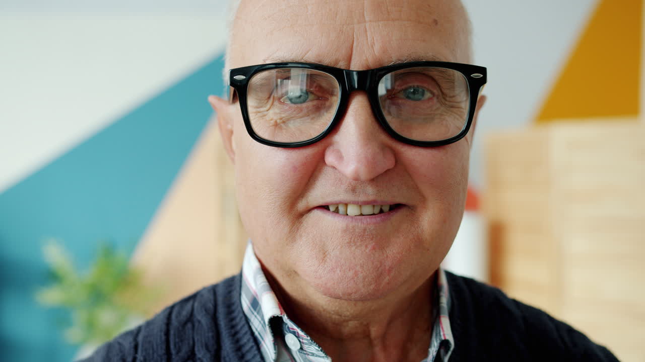 retrato de un hombre mayor sonriente