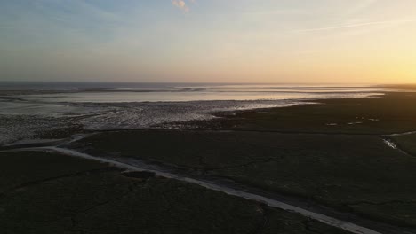 Puesta-De-Sol-En-Las-Marismas-En-La-Desembocadura-Del-Lavado,-Situada-En-El-Punto-De-Gibraltar-En-La-Costa-De-Lincolnshire