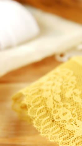 primer plano de una cinta métrica con tela de encaje