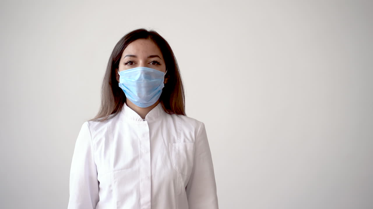 코로나19 백신을 들고 있는 여성 간호사