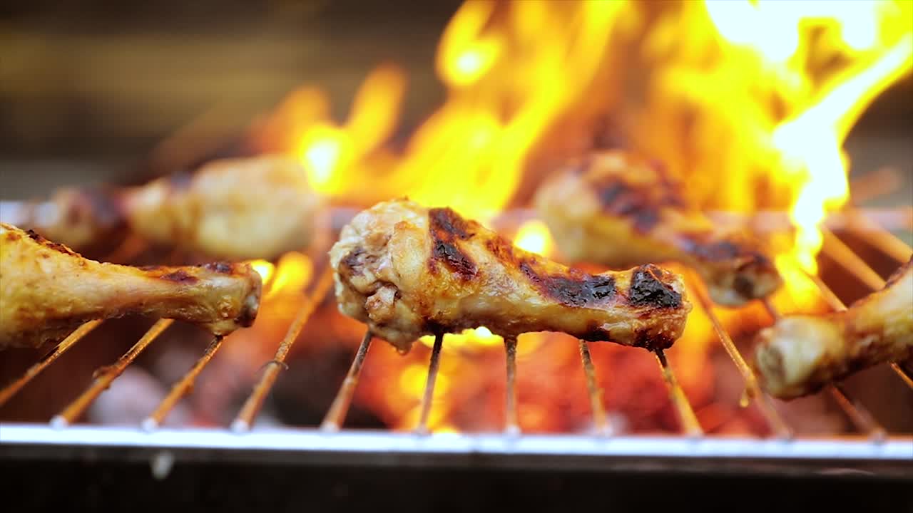 Pollo alla griglia cotto sul fuoco