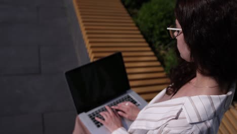 pantalla verde clave de croma. mujer usando computadora con pantalla negra en las rodillas