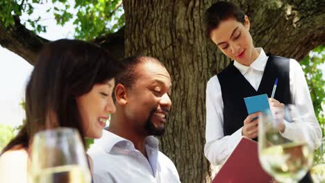 Waitress-taking-an-order-from-couple