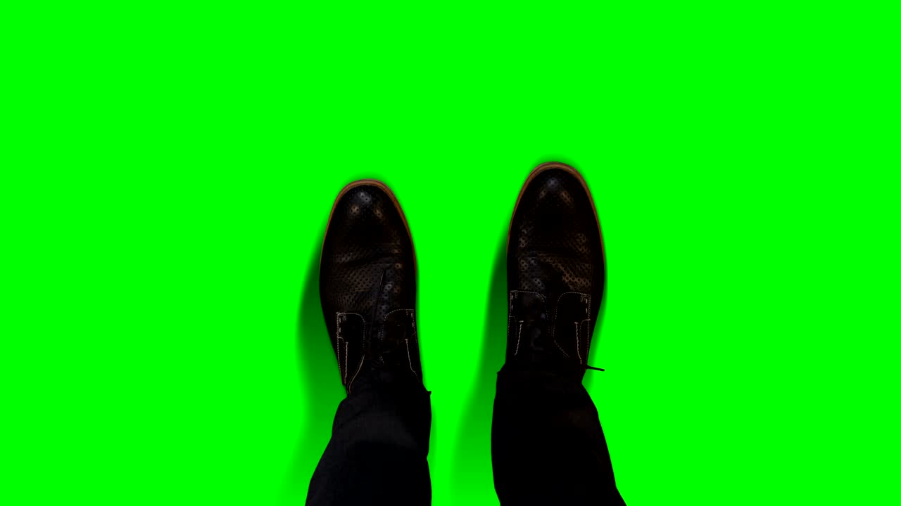 Pies de empresario en pantalla verde dan pasos hacia adelante y hacia atrás, aprovechando una oportunidad.