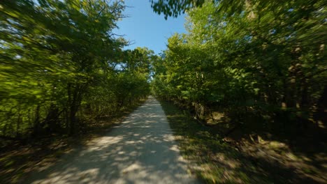 senderos para correr y andar en bicicleta de tierra y grava