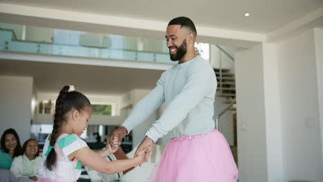 Padre,-Niño-Y-Tutú-Bailan-En-Casa-Para-Niños