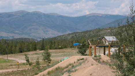 Biker-Saltando-De-Una-Rampa-En-El-Parque-De-Aventuras-Frisco-En-Colorado