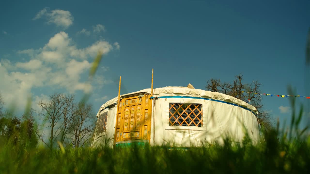 오스트리아의 펠드키르치 마을에 있는 티베트 텐트 장소. 배경에는 파란 하늘이 있습니다.