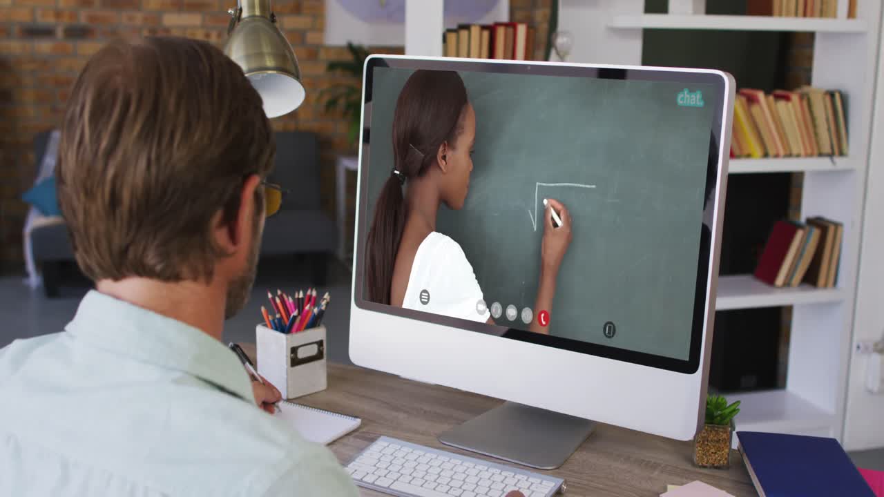 estudiante caucásico usando la computadora en videollamada con una maestra