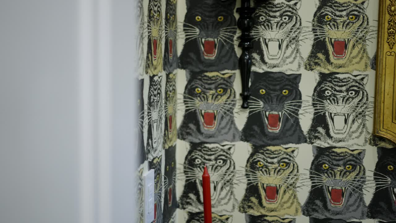 Primo piano di illustrazioni ripetute di tigri e pantere su sfondo decorativo, con volti di animali audaci, design con motivi grafici e dettagli di decorazione d'interni