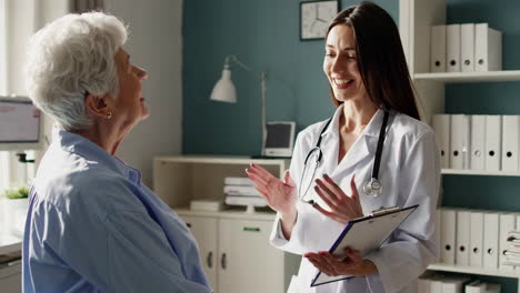 consultoría médica con un paciente de edad avanzada