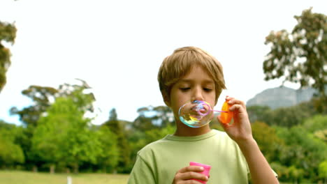 niño soplando burbujas