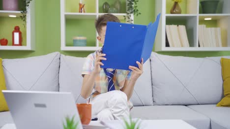 아버지의  ⁇ 타이를 입은 소년은 손에 파일을 들고 있습니다. 그는 아버지를 모방하고 있습니다.