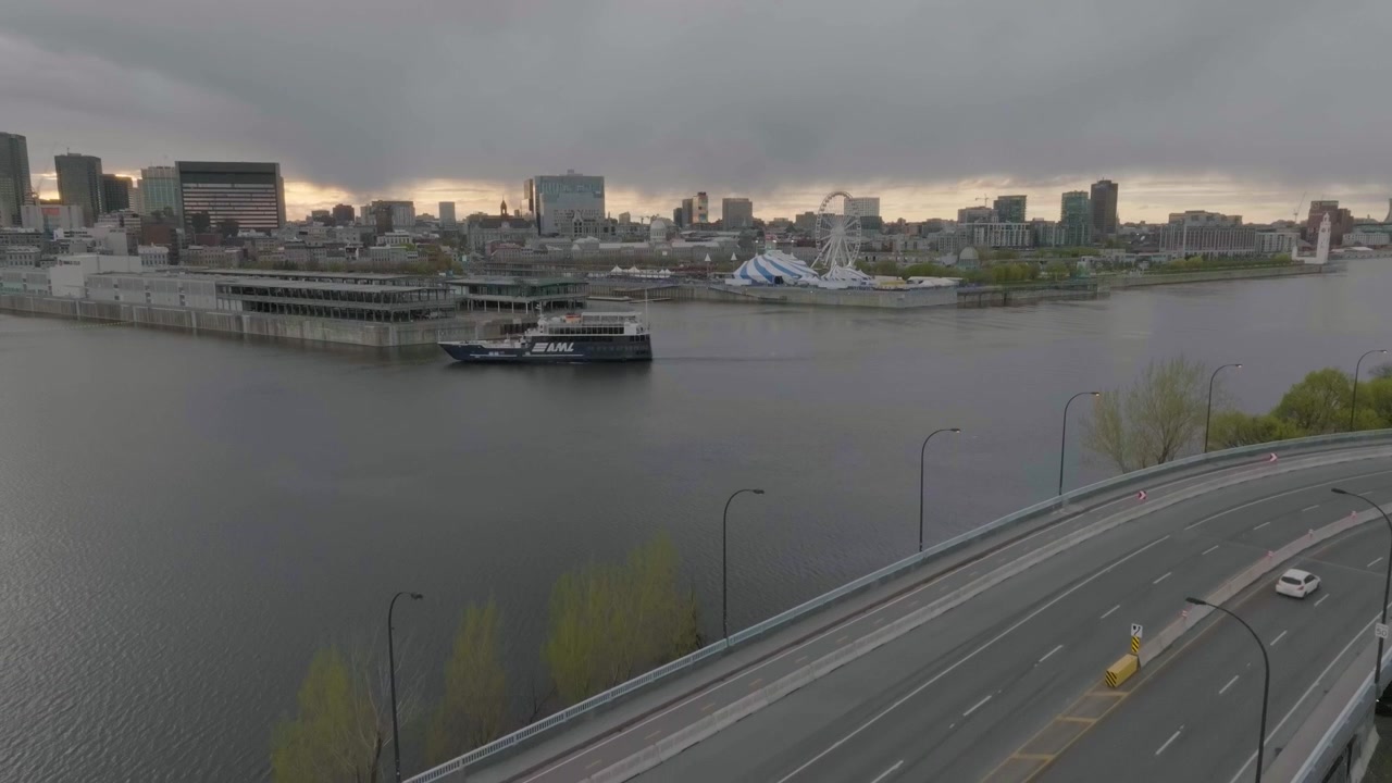 Vista Drone sul Vecchio Porto di Montreal, Cirque du Soleil e Barca nella Città di Montreal, Quebec, Canada