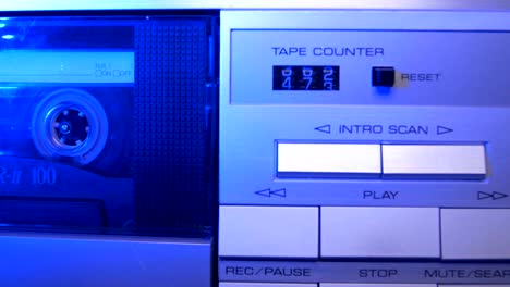 cassette de audio en el reproductor. primer plano