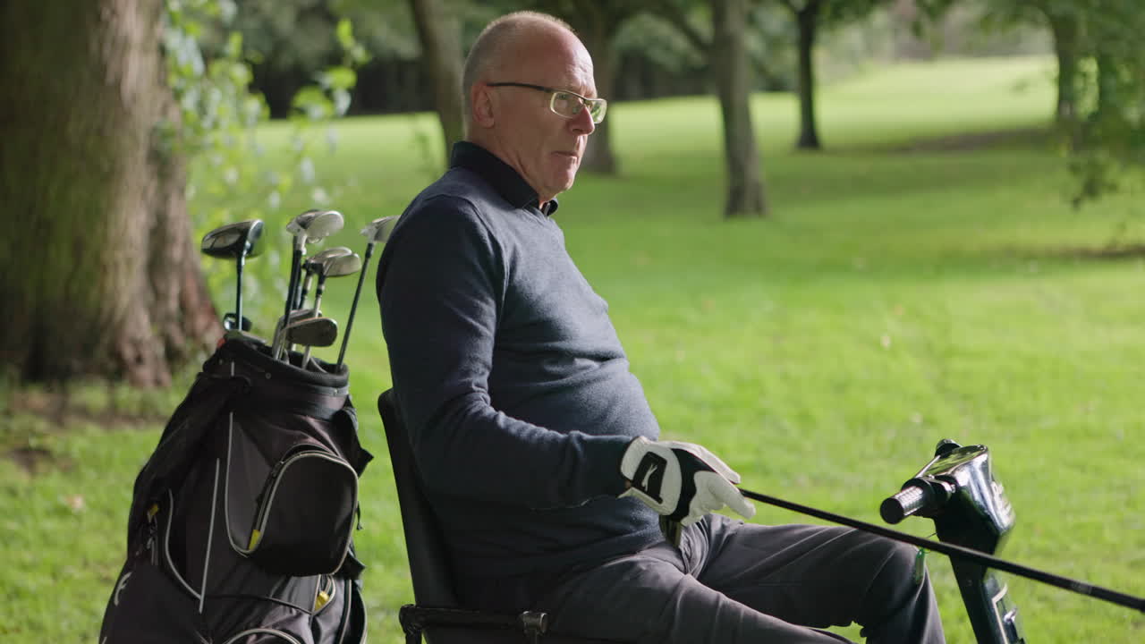 골프를 하는 남자