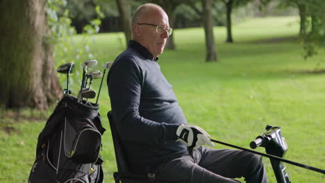 hombre jugando al golf