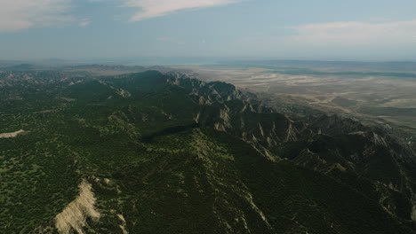 paisaje montañoso y estepa árida, reserva natural vashlovani, georgia