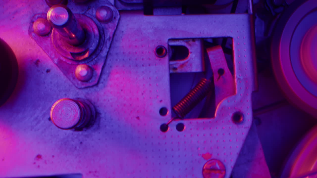 네온 조명 아래의 고대 기계 부품의 클로즈업