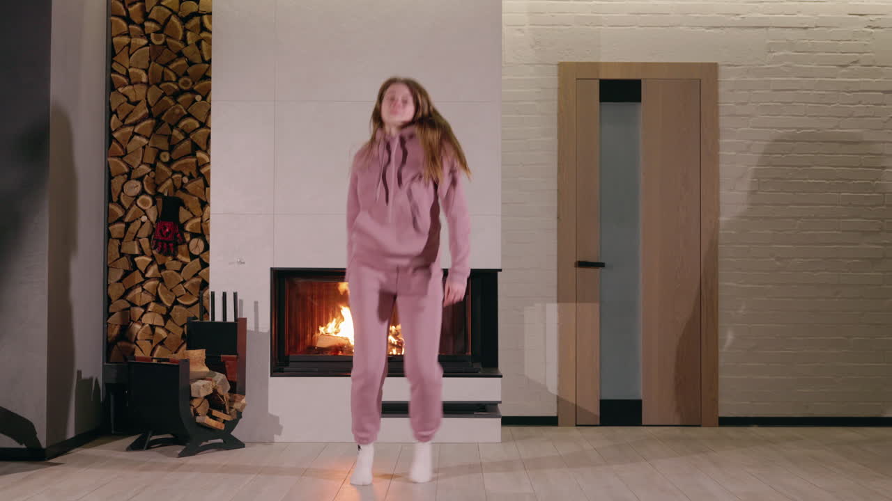 Kvinde danser foran en pejs
