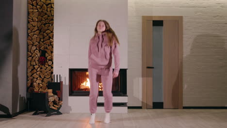mujer bailando frente a una chimenea