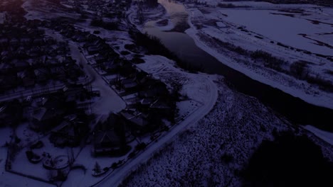 vistas aéreas de calgary durante un hermoso amanecer de invierno capturado por un dron volador