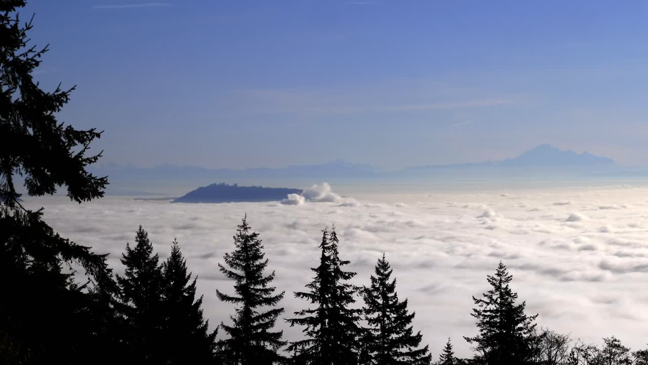 vista impresionante del mar de nubes desde las montañas