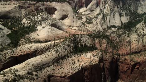 imágenes cinematográficas de drones aéreos que capturan las formaciones rocosas únicas en el parque nacional de sión