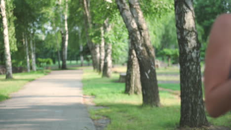 linda chica rubia corriendo en el parque en un día soleado 1