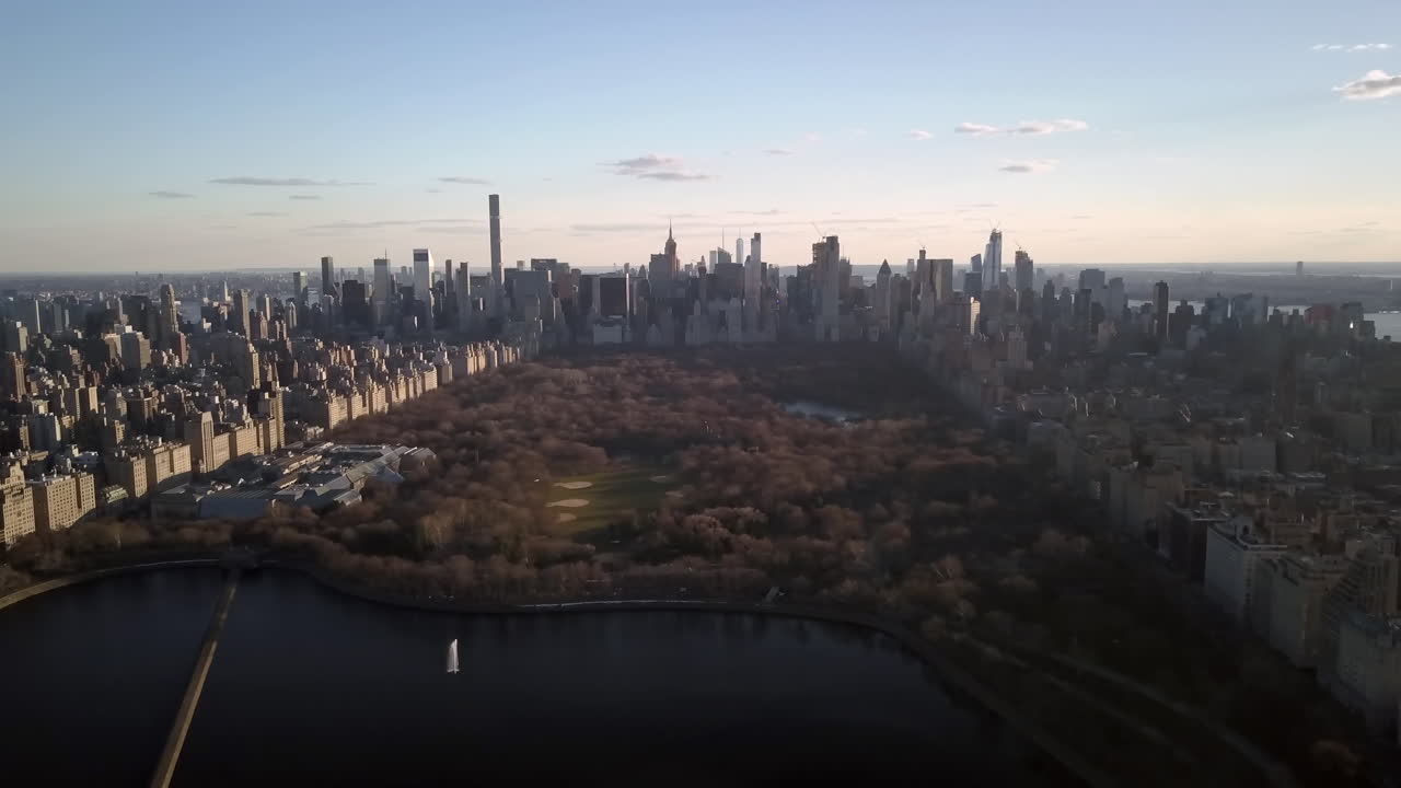 un buen día de atardecer con mi dron en central park en el parque más grande de la ciudad de nueva york