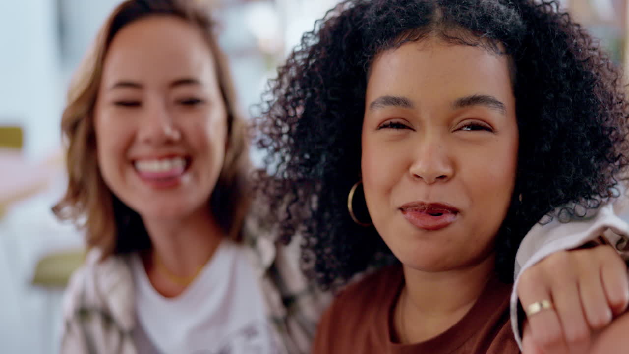 Mulher, amigos e selfie para vlog