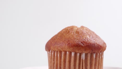 Muffins-Banana-Con-Fondo-Blanco-Enfoque-Superficial-Y-Girando-Lentamente