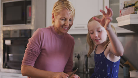 Vista-Frontal-De-Una-Mujer-Caucásica-Con-Su-Hija-En-La-Cocina.