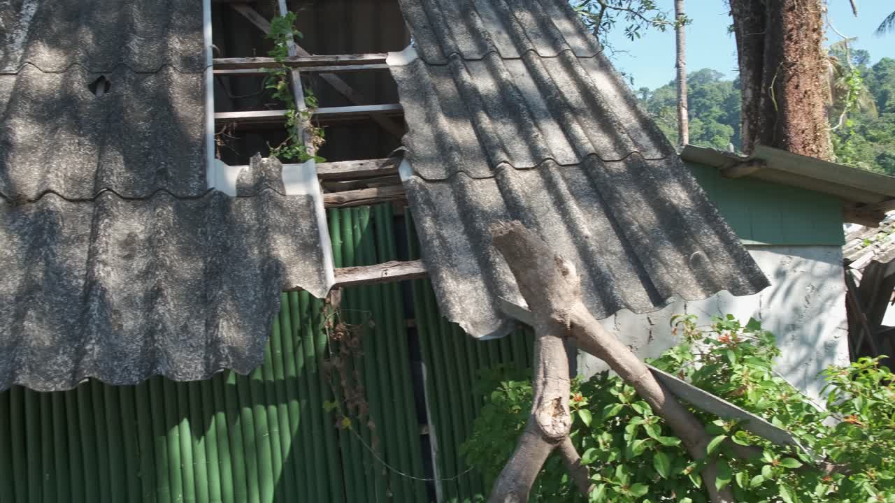 여행 제한 및 하숙인 폐쇄로 인해 코창에 버려진 부서진 해변 방갈로