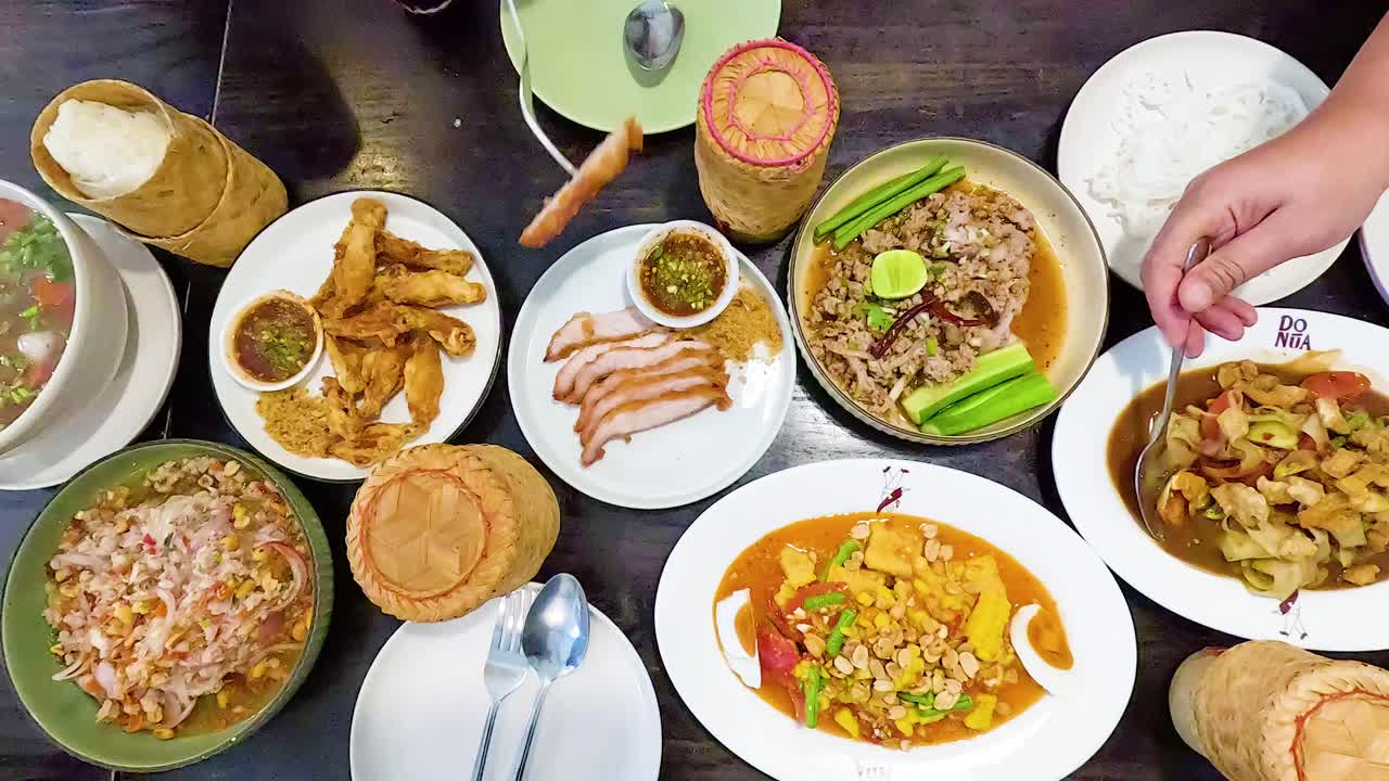 친구들과 함께 공유하는 활기찬 태국 잔치