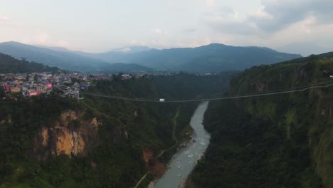 kushma bungee jump desde el puente peatonal en pokhara, nepal