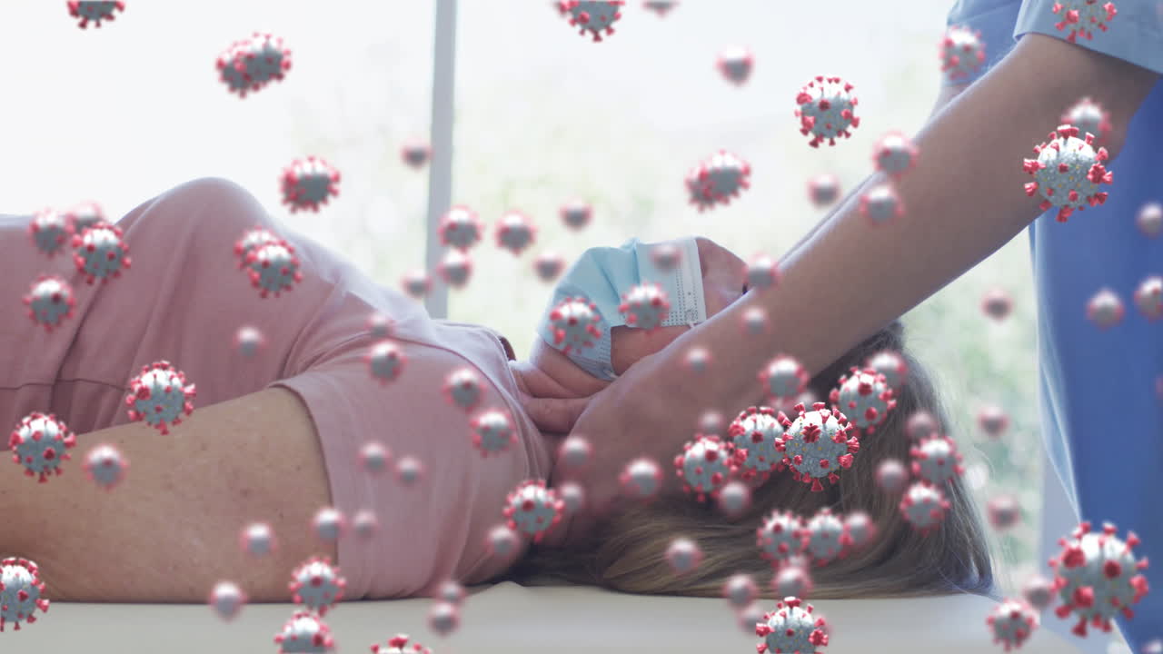 코로나바이러스 세포의 애니메이션 백인 고령 여성과 마스크를 쓰고 마사지를 하는 간호사