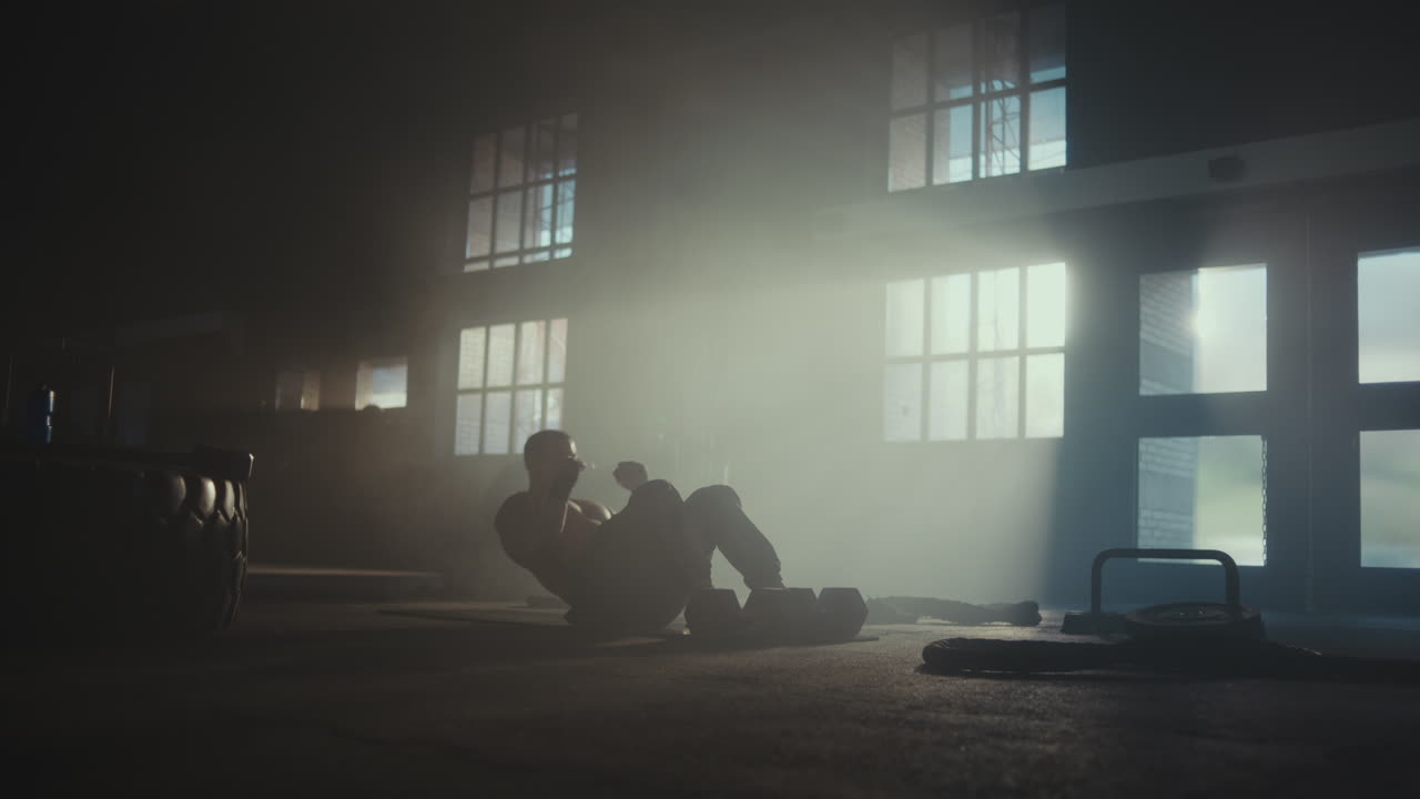 체육관에서 앉아 앉아 하는 남자