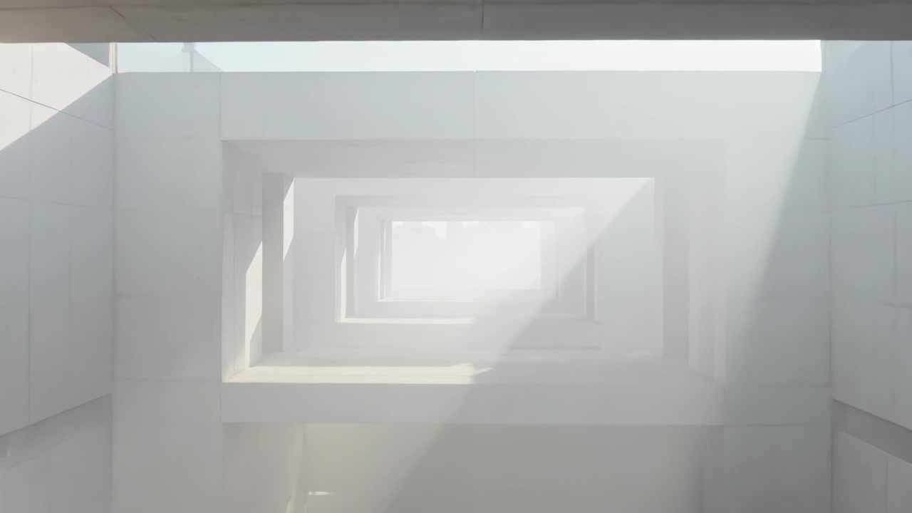 Vista in movimento che mostra un pozzo di luce centrale che si ammorbidisce sotto un raggio di sole diagonale e la foschia nelle solette dell'atrio.